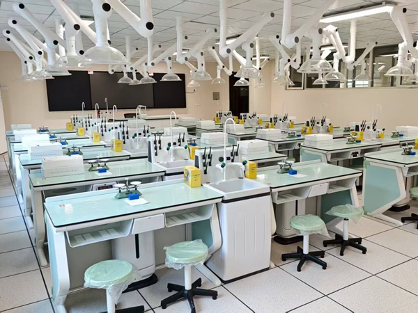 學(xué)校課桌椅